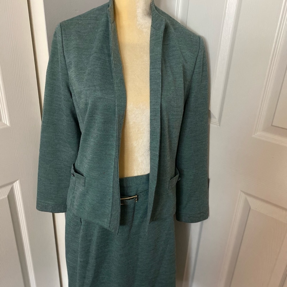 Vintage Henry Lee skirt suit right out of Mad Men.  Comes with matching belt. - Picture 2 of 6